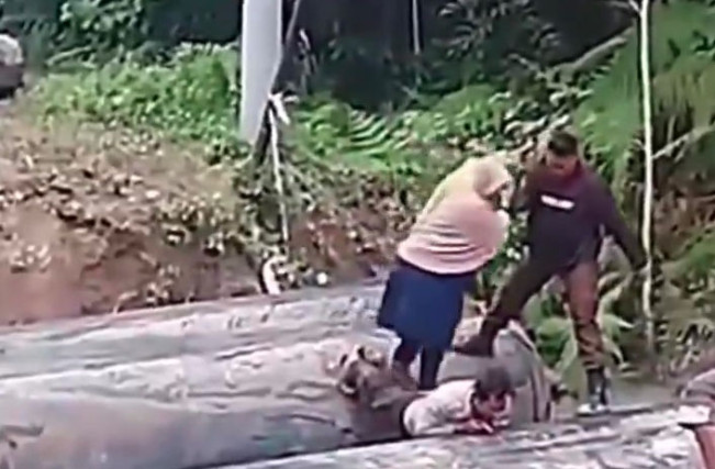 Video Viral! Polisi Rela Badannya Diinjak Jadi Jembatan Warga yang Melintas!